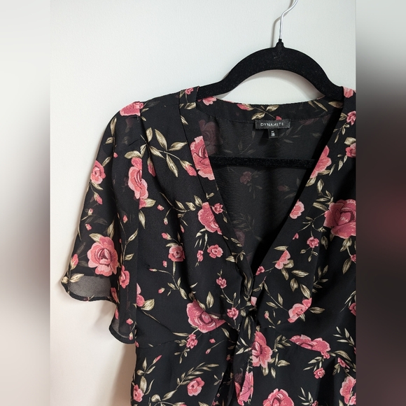 Dynamite medium floral and black blouse - Picture 3 of 3